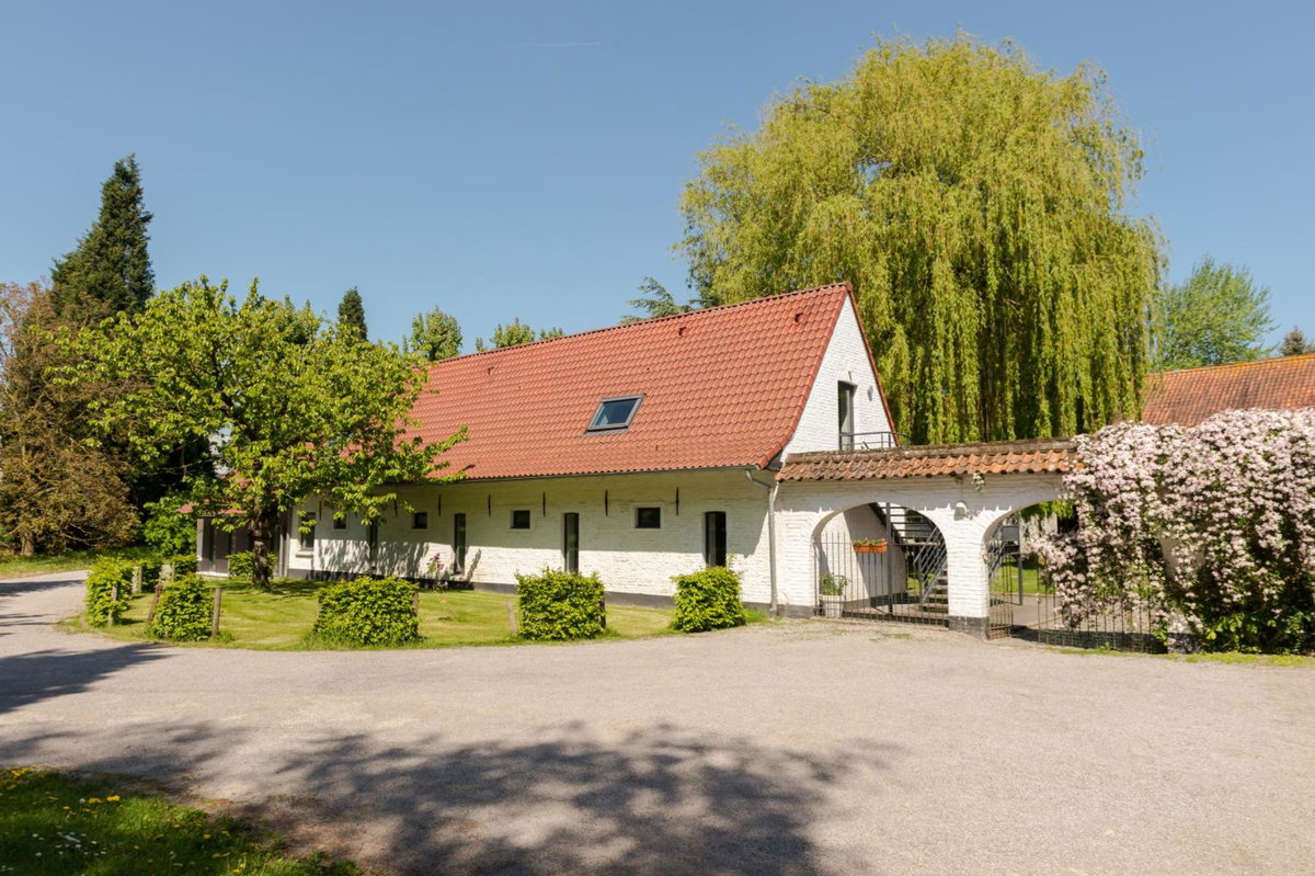 Hotel · La Ferme Blanche, The Originals Relais, Lompret