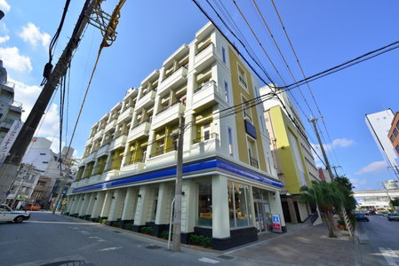 Kariyushi LCH. Izumizaki Kencho Mae, Naha, Japan