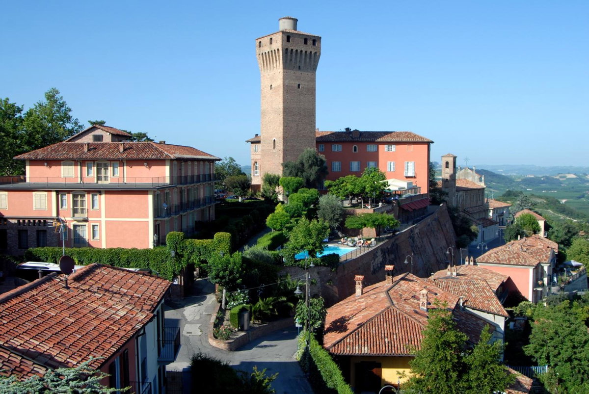 Hotel · Hotel Castello di Santa Vittoria, Santa Vittoria DʼAlba
