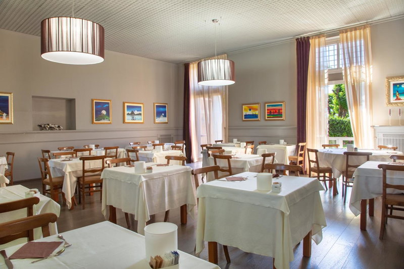 Hotel Castello di Santa Vittoria, Santa Vittoria dʼAlba, Italy