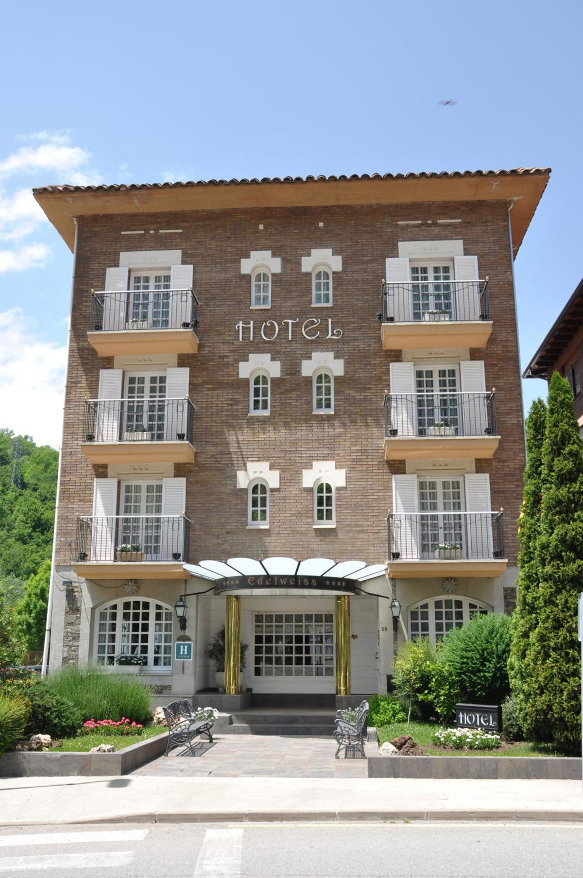 Hotel · Hotel Edelweiss, Camprodon