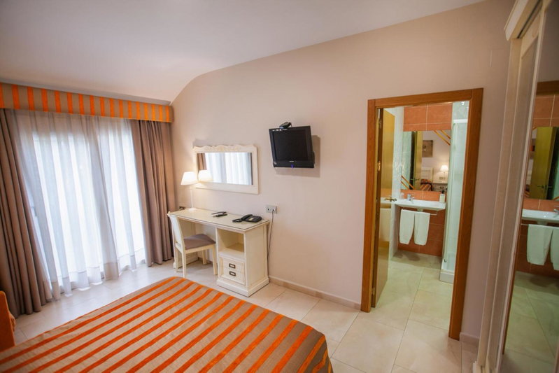 Hotel Versalles, Granja de Rocamora, Spain