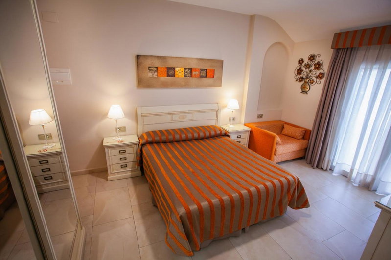 Hotel Versalles, Granja de Rocamora, Spain