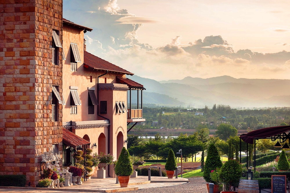 Hotel · Town Square Suites by Toscana Valley, Pak Chong
