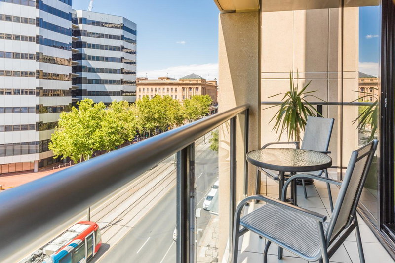 Luxury Oaks Horizons Apartment with a Pool, Adelaide, Australia