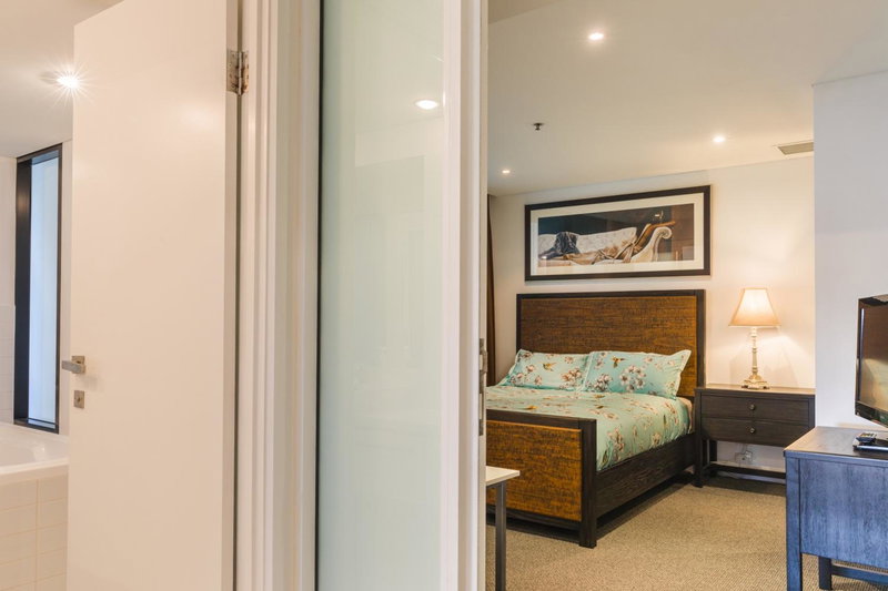 Luxury Oaks Horizons Apartment with a Pool, Adelaide, Australia