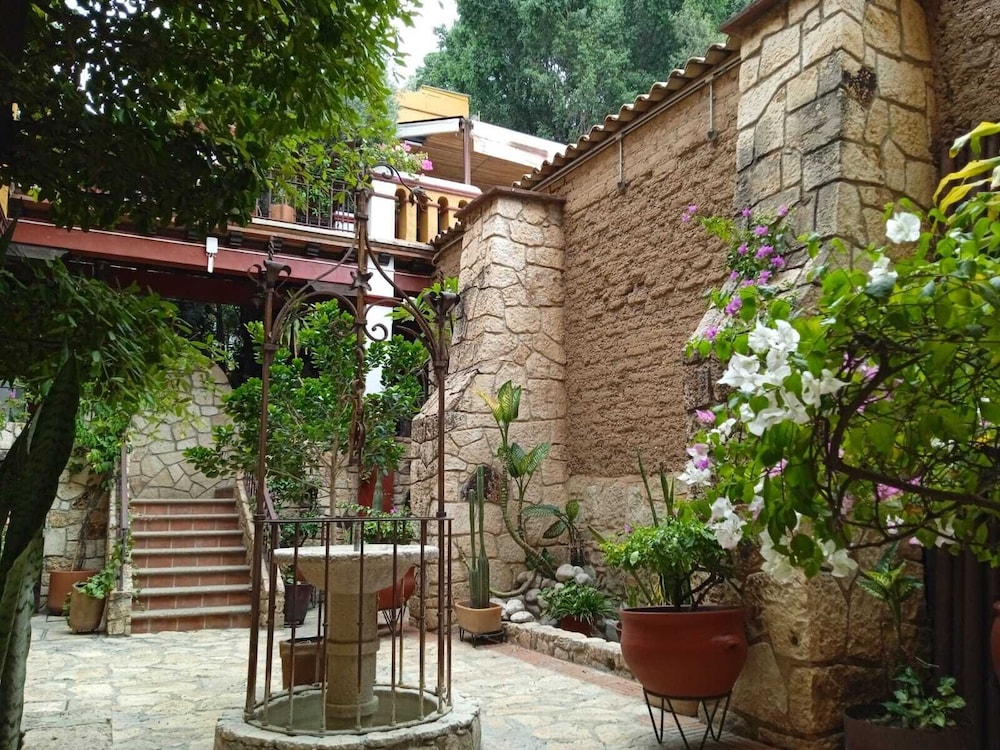 Suites Amanecer by Casa del Sótano, Мексика