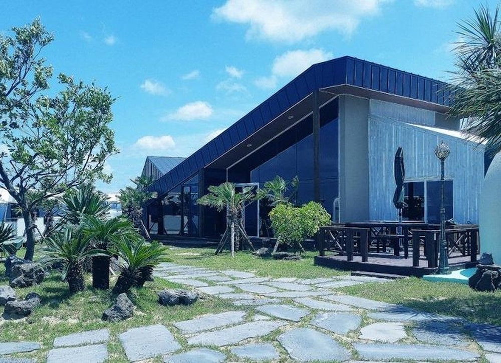 Hotel · Jeju Platinum Caravan, Jeju City