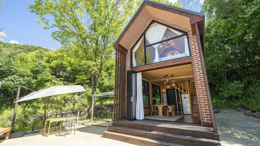 Yangpyeong Seojongpool pet Pension, South Korea