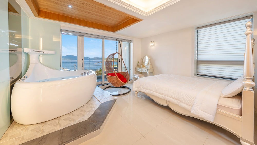 Hotel · Geoje Ahat Spa Pension, Geoje