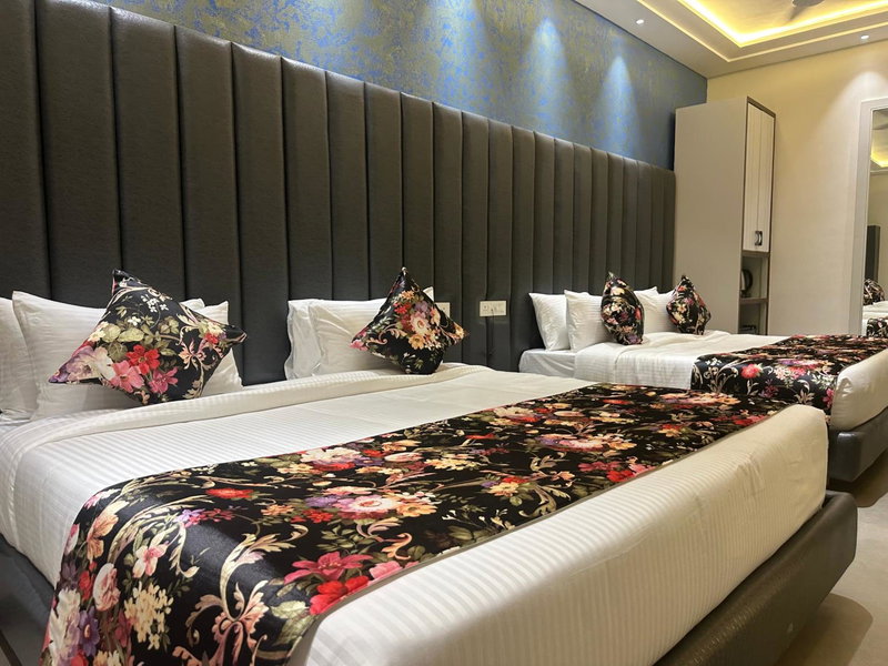 Hotel Moon Inn JUST 2 MIN WALK FROM GOLDEN TEMPLE & JALLIANWALA BAGH, Amritsar, India