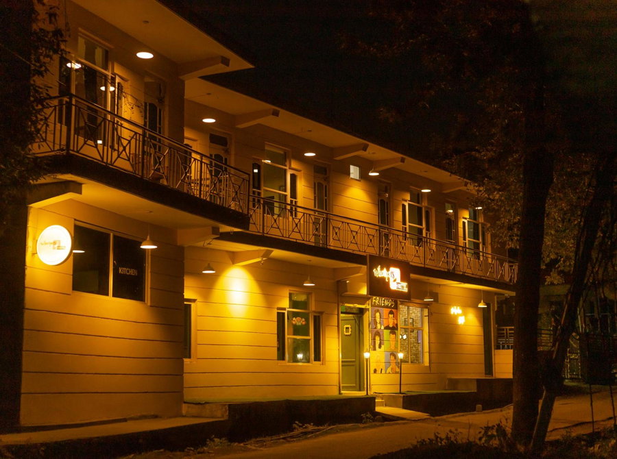 Whoopers Hostel Bir- FRIENDS themed, Bīr, India