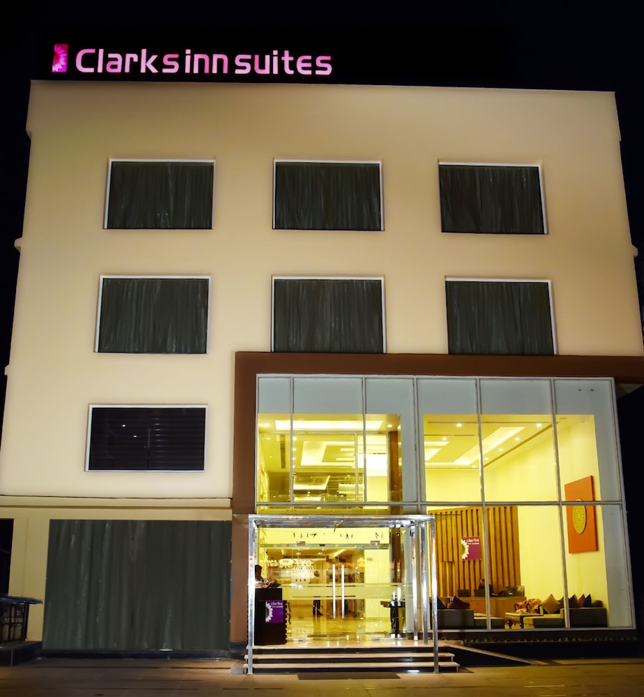 Hotel · Clarks Inn Suites Katra, Reasi