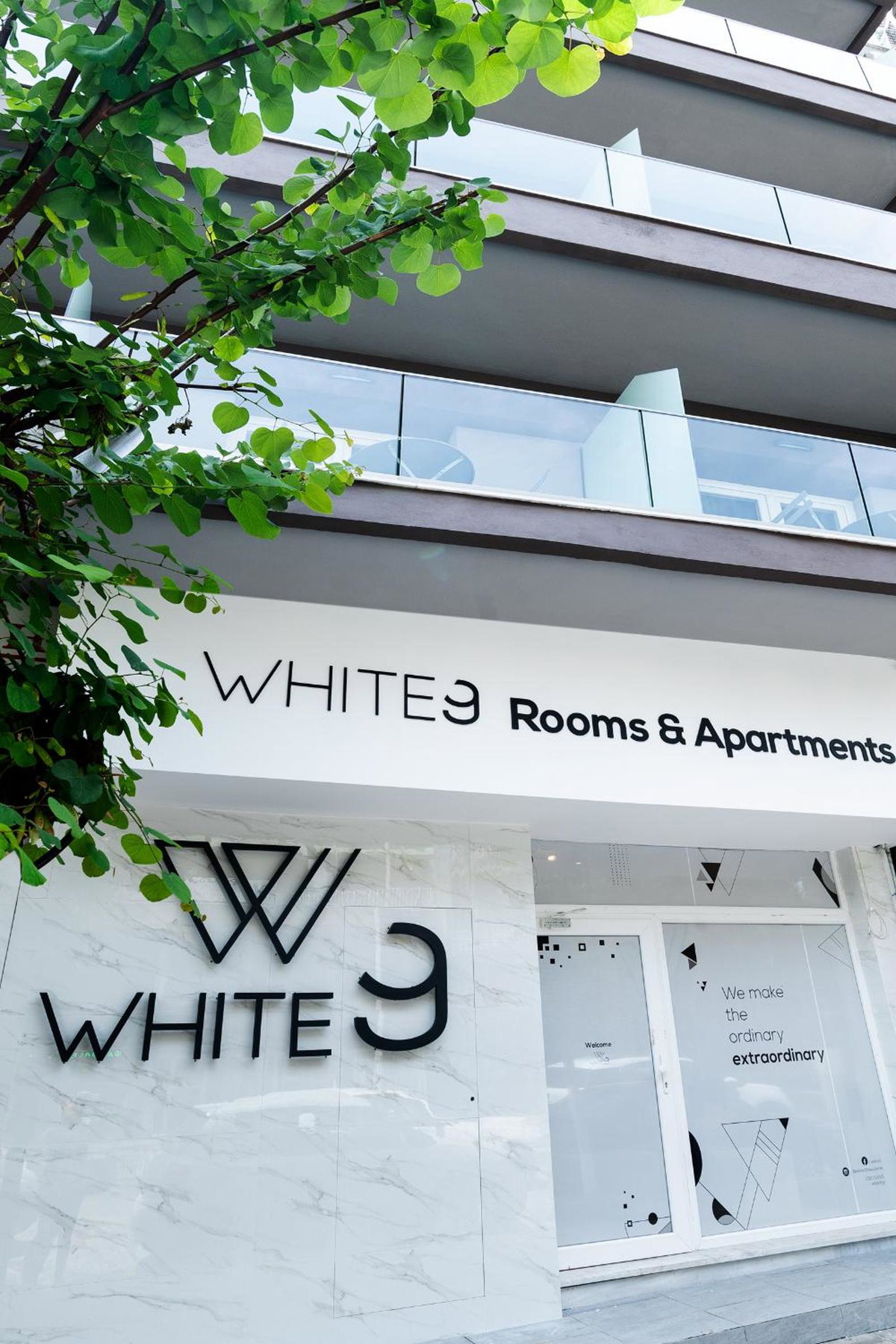 White 9, Griechenland