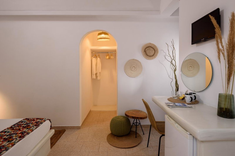 Cal Day Rooms Santorini, Perissa, Greece