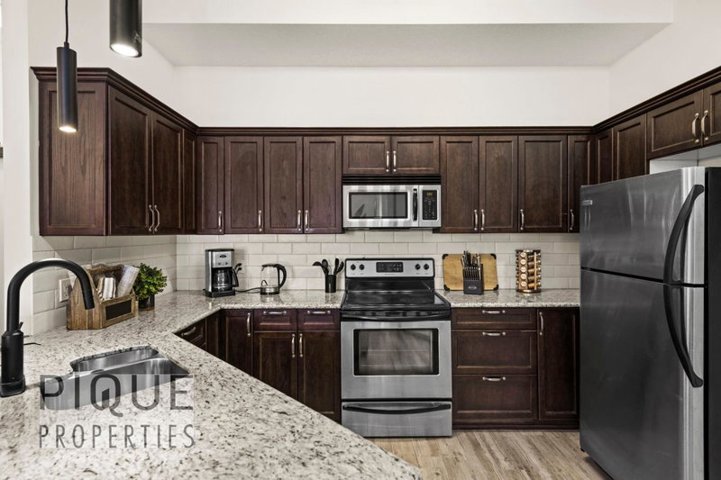 Mountain Haven Retreat, Pool & Hot Tub, UG Parking, Fitness Centre, WiFi!, Canmore, Canada