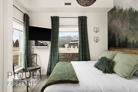 Mountain Haven Retreat, Pool & Hot Tub, UG Parking, Fitness Centre, WiFi!, Canmore, Canada