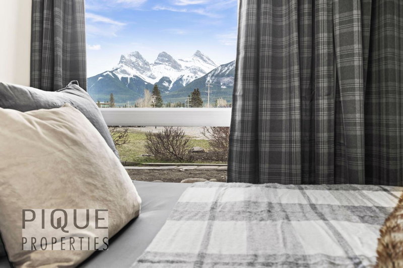 Mountain Haven Retreat, Pool & Hot Tub, UG Parking, Fitness Centre, WiFi!, Canmore, Canada