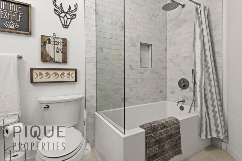 Mountain Haven Retreat, Pool & Hot Tub, UG Parking, Fitness Centre, WiFi!, Canmore, Canada