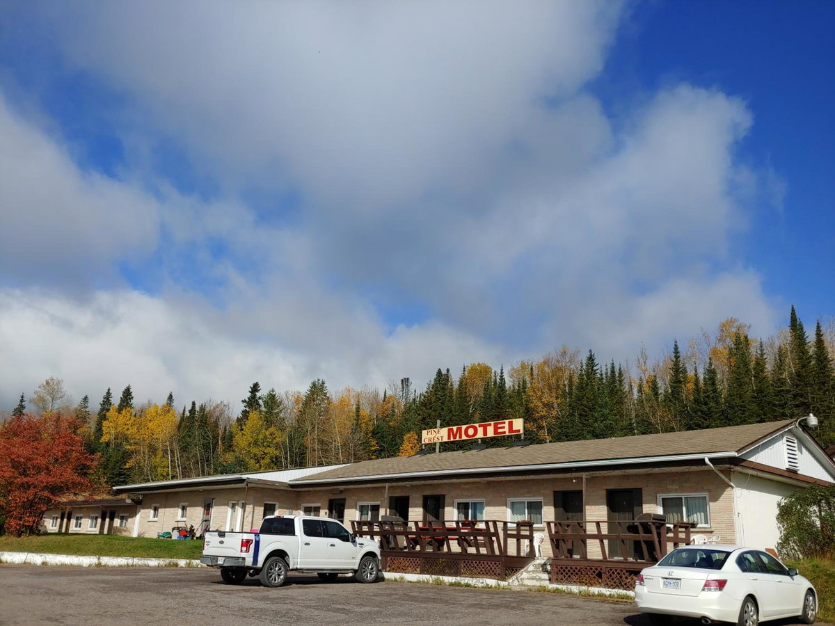 Pinecrest Motel, Canada