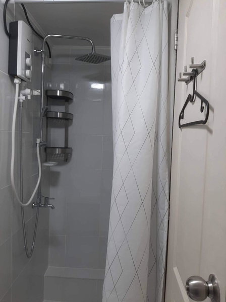 Lovely 2 BR Condo with FREE Secured Parking, Manila, Philippines