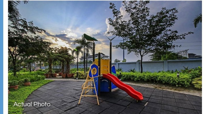 Lovely 2 BR Condo with FREE Secured Parking, Manila, Philippines