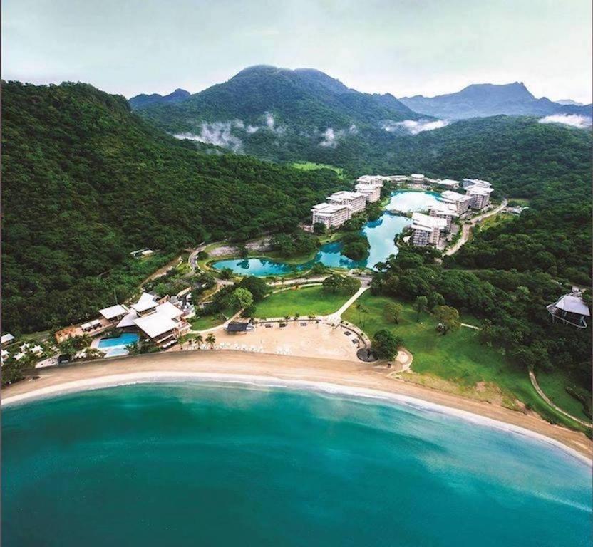 Beach condos at Pico de Loro Cove & possible Beach Club Access & Wi-Fi & Netflix, 42-50''TVs with Uratex beds & pillows, equipped kitchen, balcony, parking, Филиппины