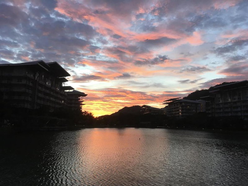 Beach condos at Pico de Loro Cove & possible Beach Club Access & Wi-Fi & Netflix, 42-50''TVs with Uratex beds & pillows, equipped kitchen, balcony, parking, Nasugbu, Philippines