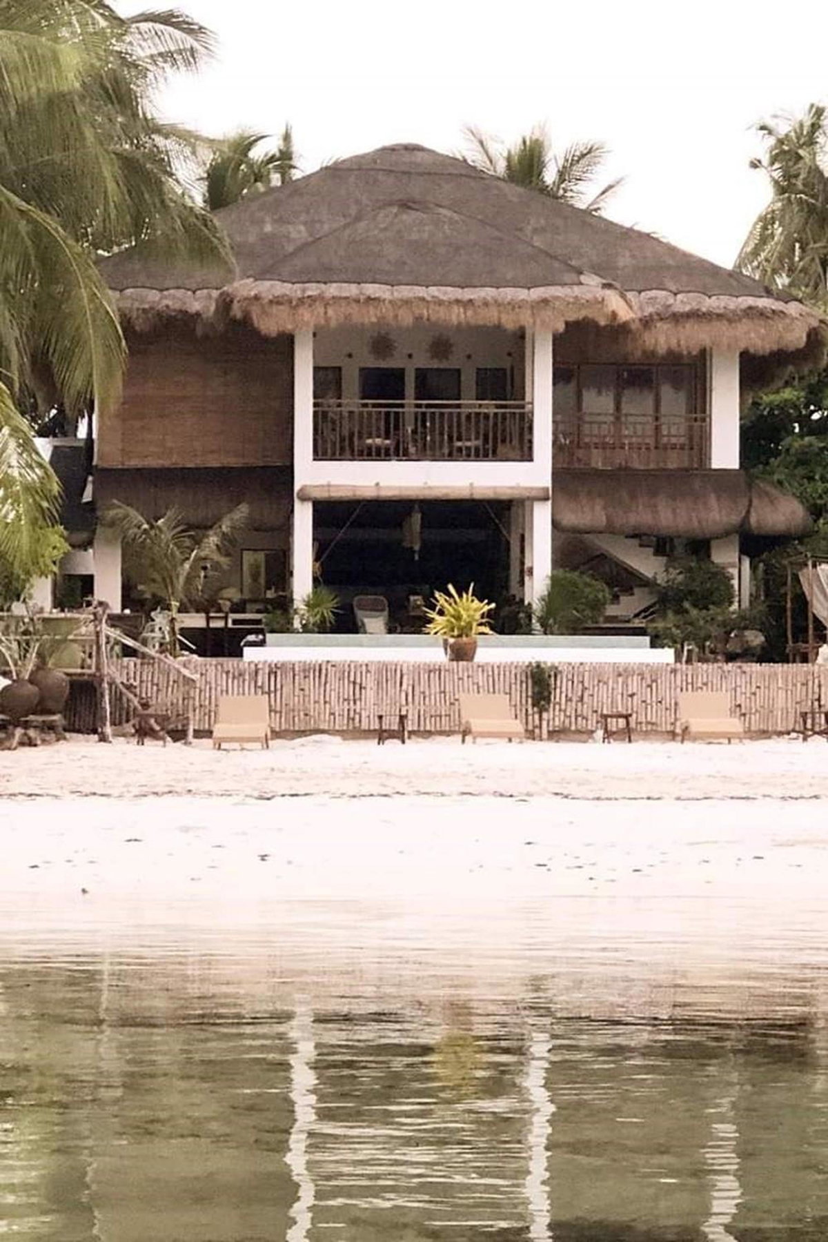 Hotel · Sirom Beach House, Tambobong
