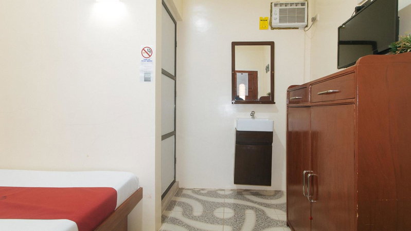 RedDoorz at Queens Hometel, Tagum, Philippines