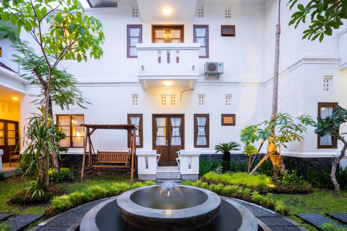 Clemmie Huis, Indonesia