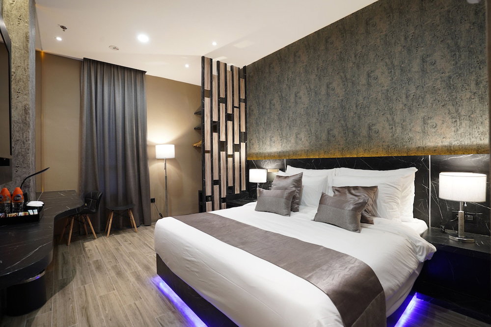 De Paris Hotel, Indonesia