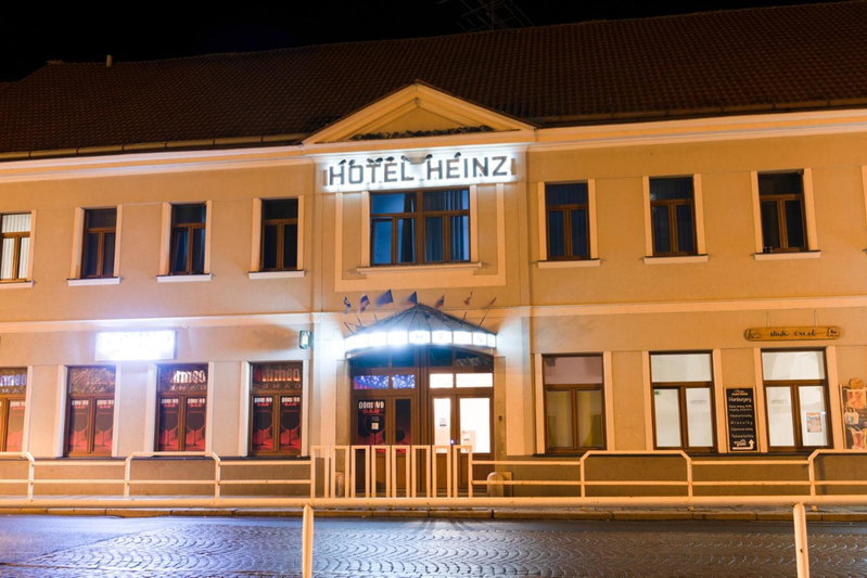 Romantický wellness suite hotel Heinz, Dobříš, Czechia