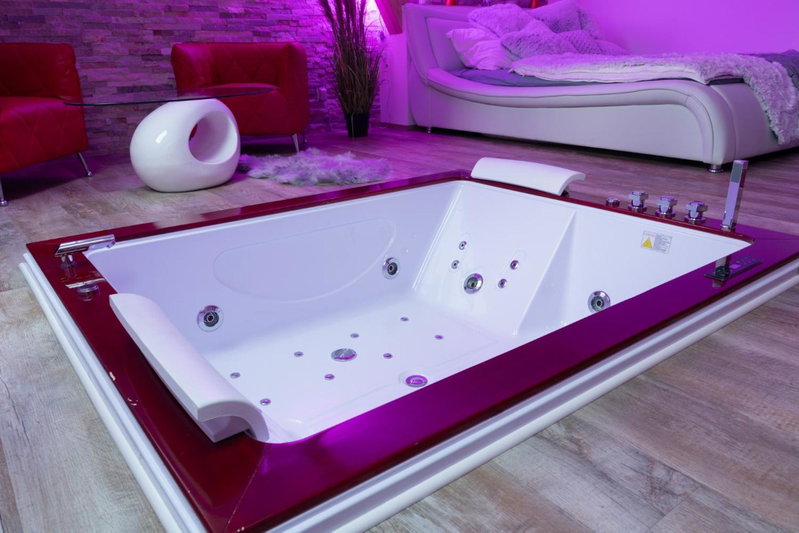 Romantický wellness suite hotel Heinz, Dobříš, Czechia