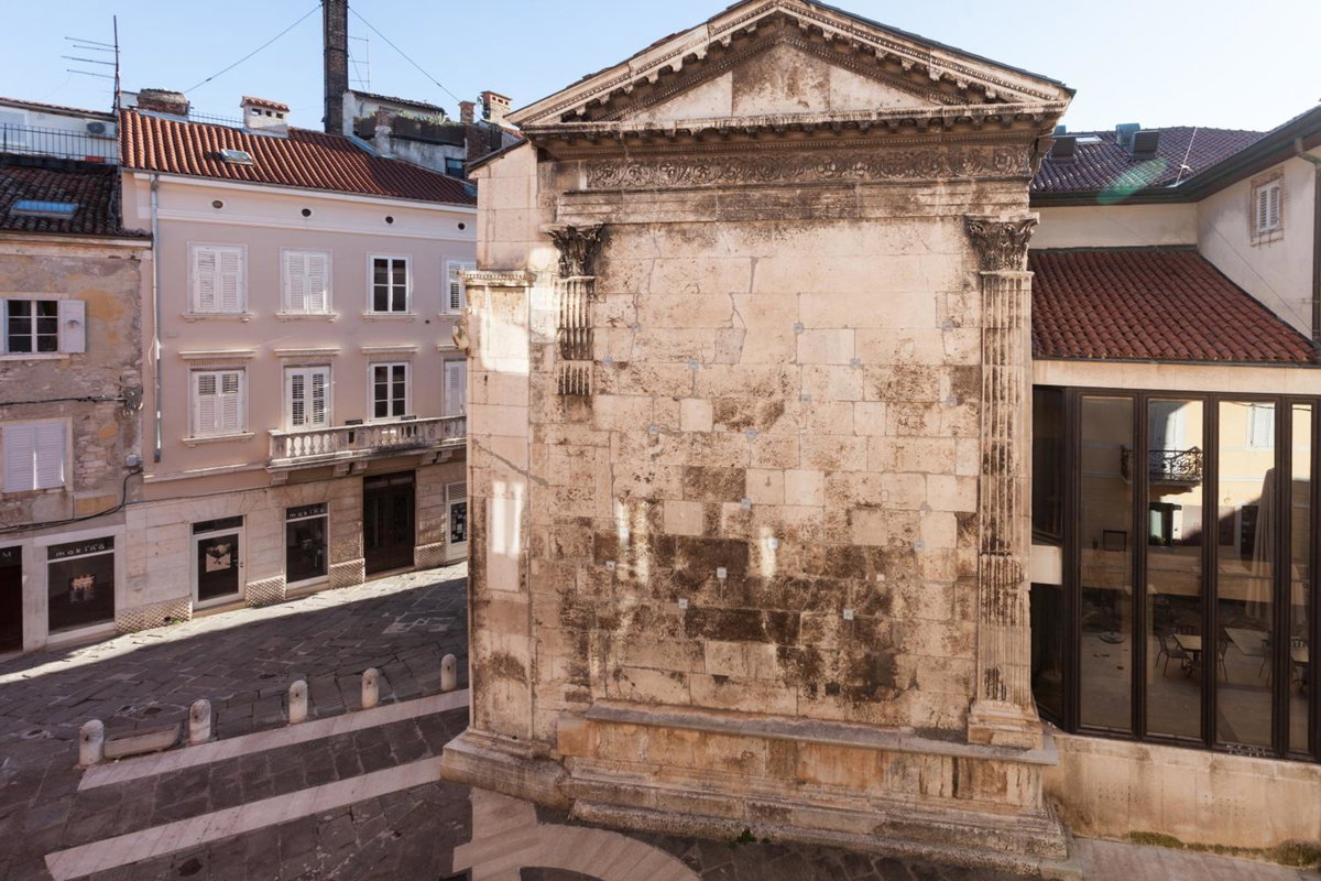 Hotel · Diana City Hall View, Pula