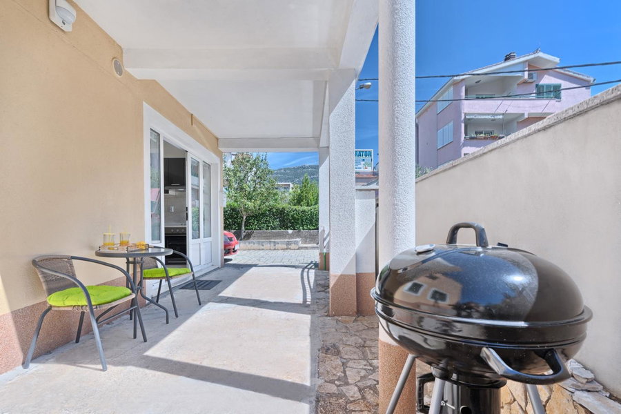 Apartments Meštrović with heated swiming pool- near Split, Kaštela, Croatia