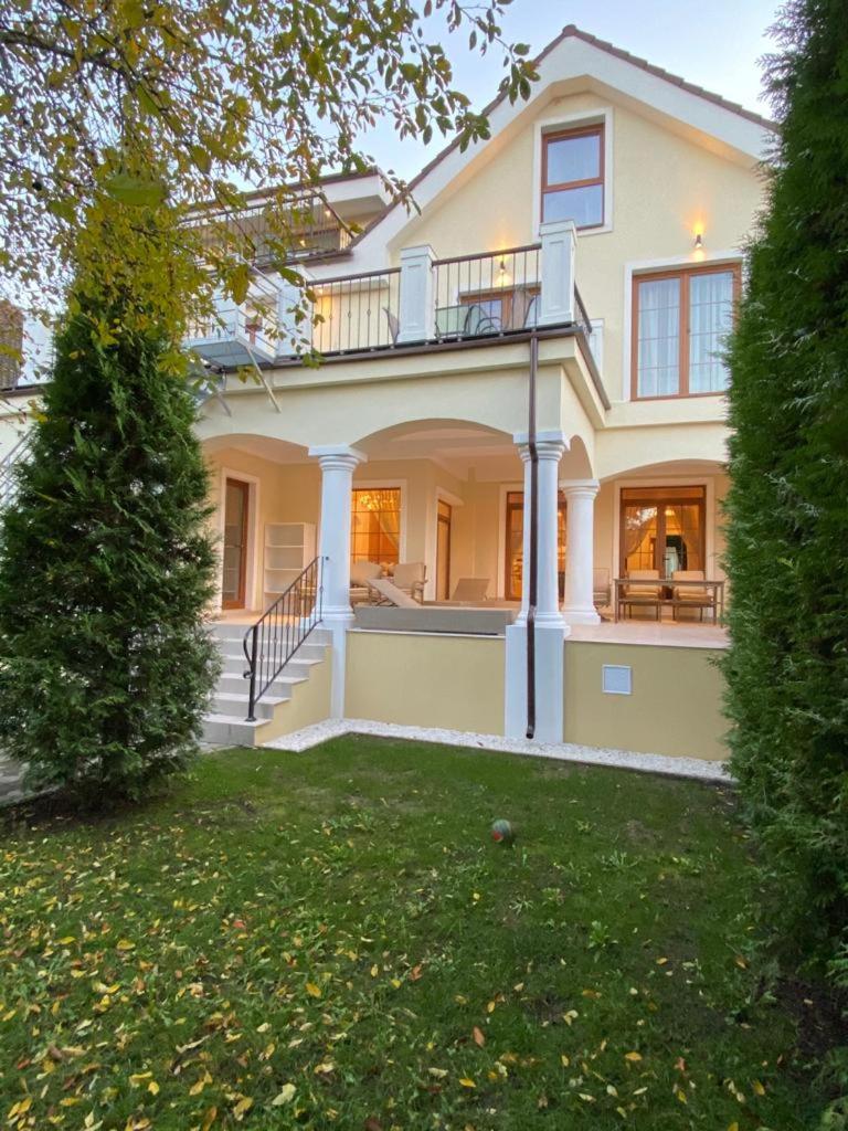 ApartamentS, Romania
