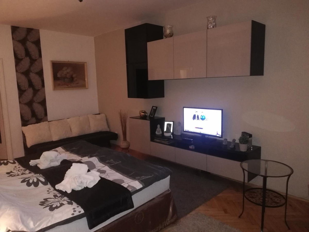 Heni Apartman, Hungary