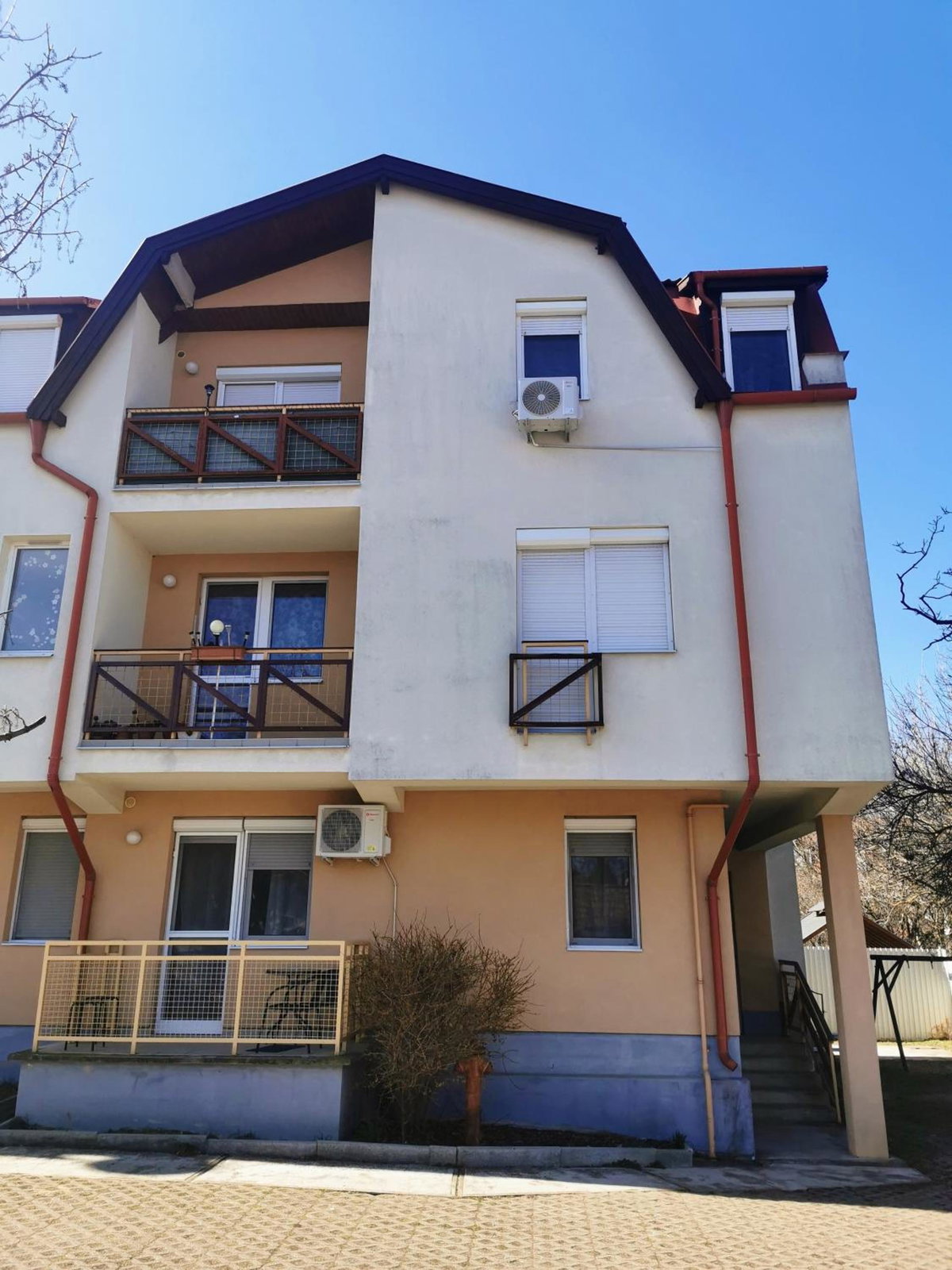 Dani Home Apartman, Hungary