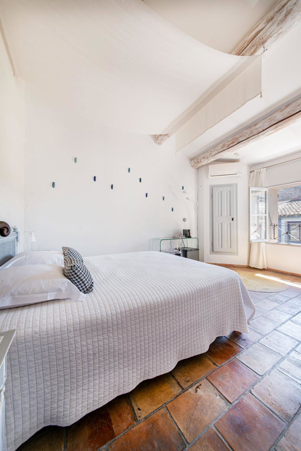 Hotel · La Prévôté - Luxury Chambres d'hôtes & Gastronomic Restaurant, LʼIsle-sur-la-Sorgue