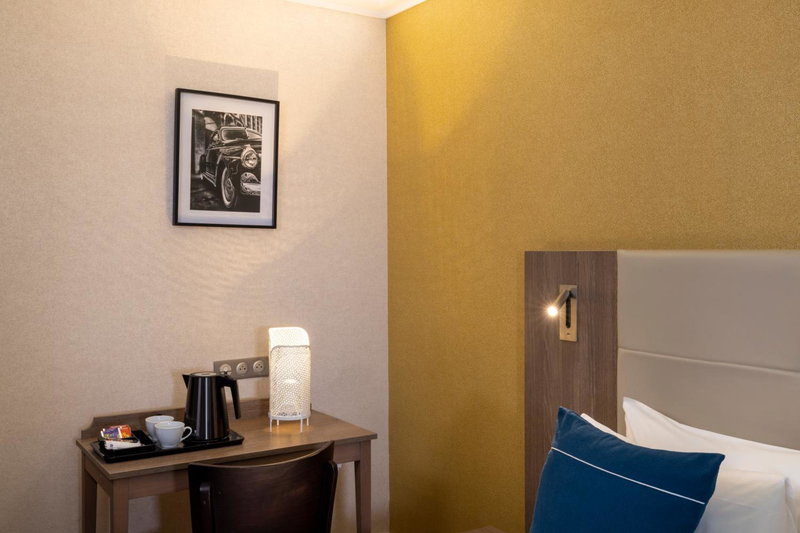 Nord Est Hotel, Paris, France