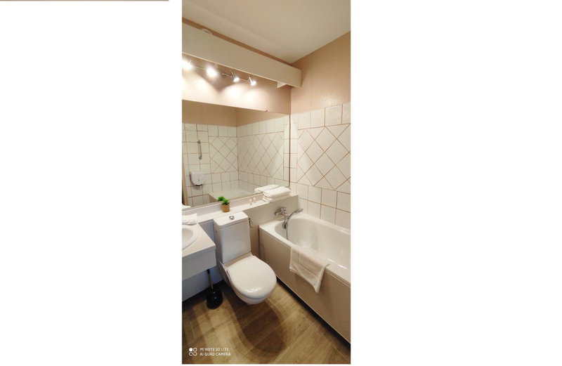Hôtel et Restaurant Le Manoir - Echangeur A7-A9 - 24h-24h, Mornas, France