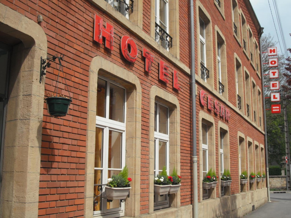 Hotel César climatisation dans la majorité des chambres Centre-ville Gare Charleville-Mézières, France