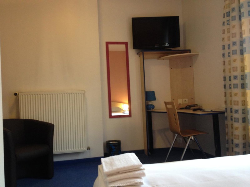 Hotel César climatisation dans la majorité des chambres Centre-ville Gare Charleville-Mézières, Charleville-Mézières, France