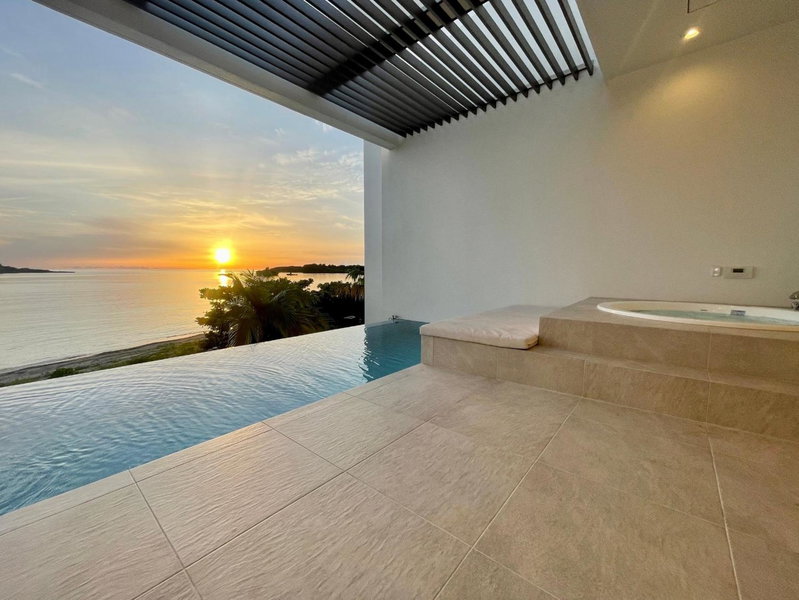 Villa VALIOSA ON THE BEACH, Onna, Japan