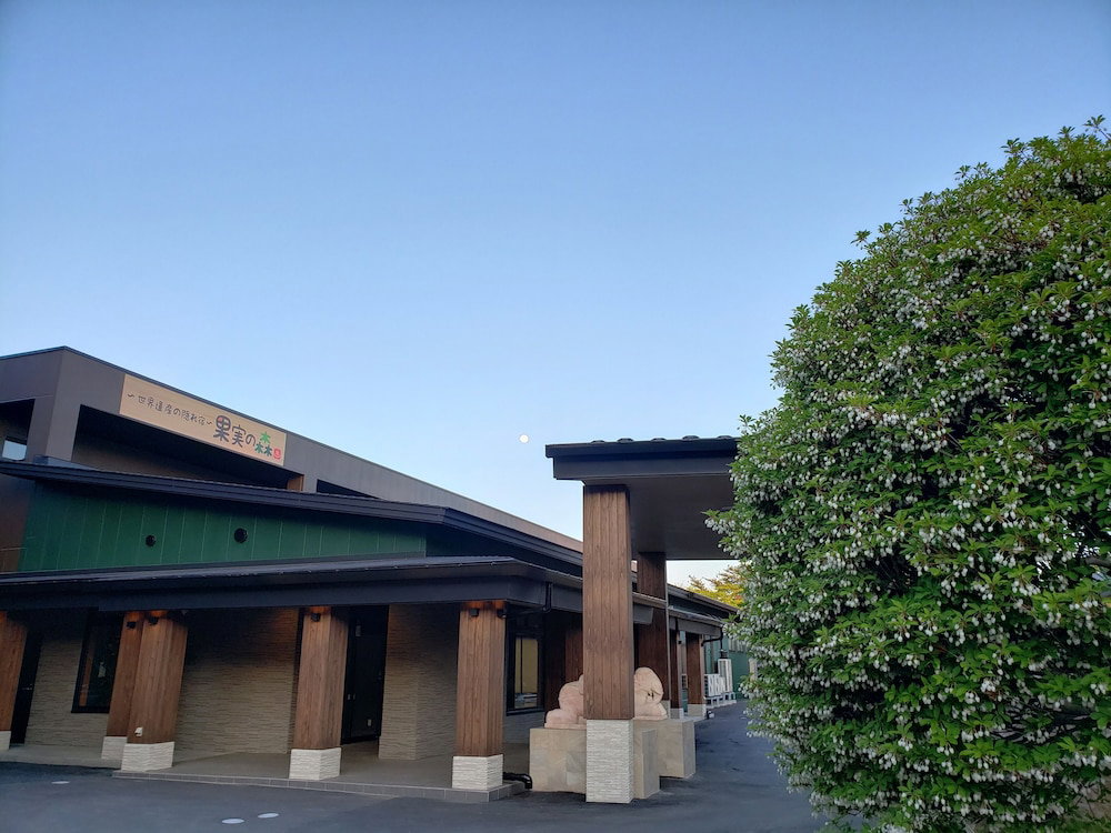 Sekaiisannokakureyado Kajitsunomori, Japan