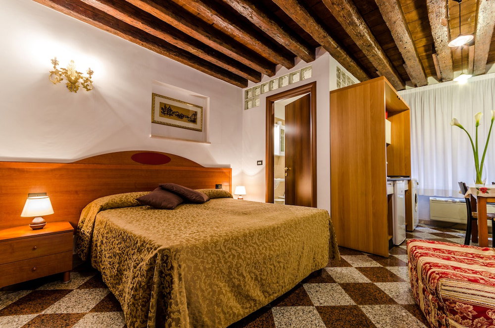 Hotel · Venice Apartments, Venice