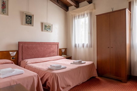 Hotel Villa Sara with pool and parking near Venice, Mestre, Italy
