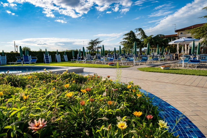 Hotel Villa Sara with pool and parking near Venice, Mestre, Italy