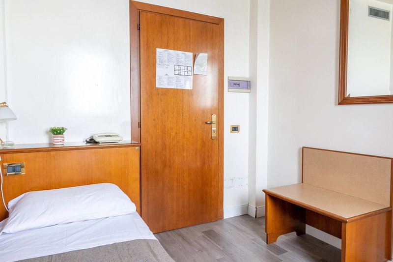 Hotel Villa Sara with pool and parking near Venice, Mestre, Italy